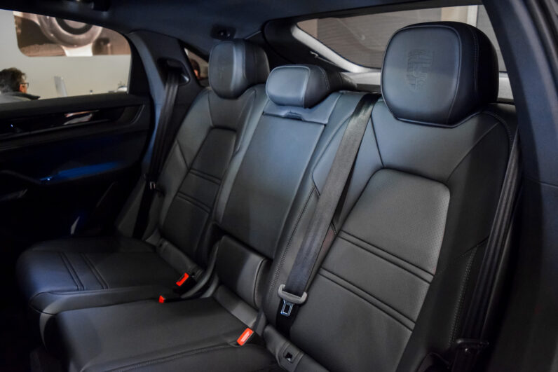 Porsche Cayenne Coupé E-Hybrid Black Edition lleno