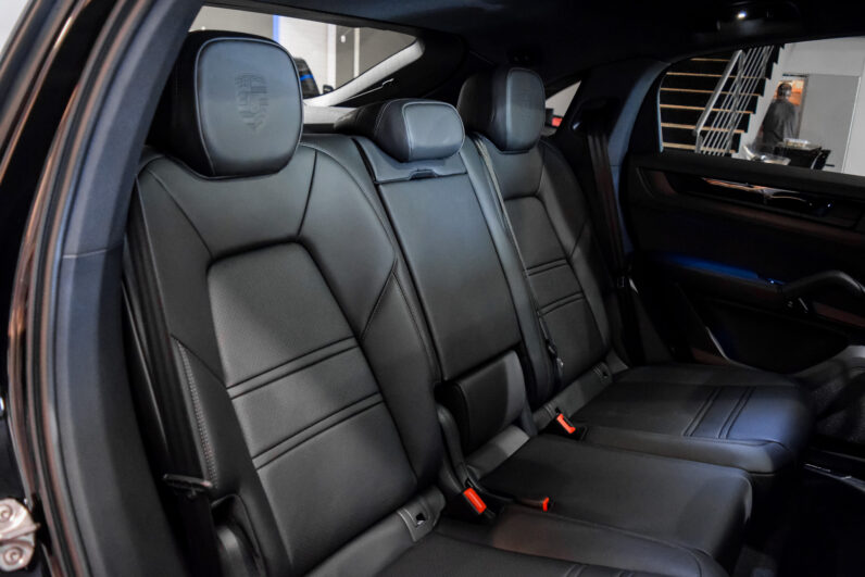 Porsche Cayenne Coupé E-Hybrid Black Edition lleno