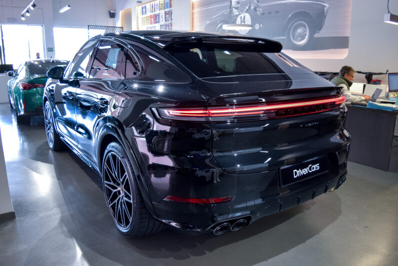 Porsche Cayenne Coupé E-Hybrid Black Edition lleno
