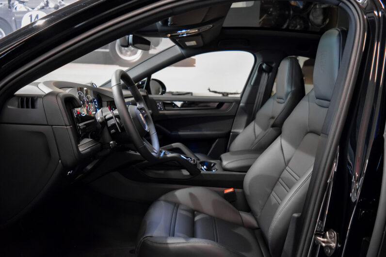 Porsche Cayenne Coupé E-Hybrid Black Edition lleno