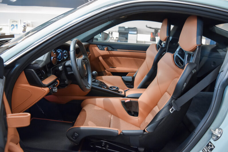 Porsche 911 S/T lleno