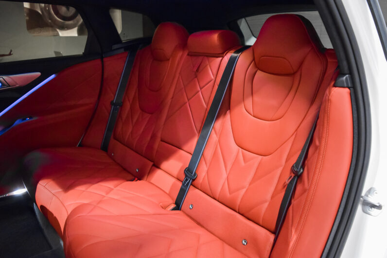 BMW XM 50e lleno