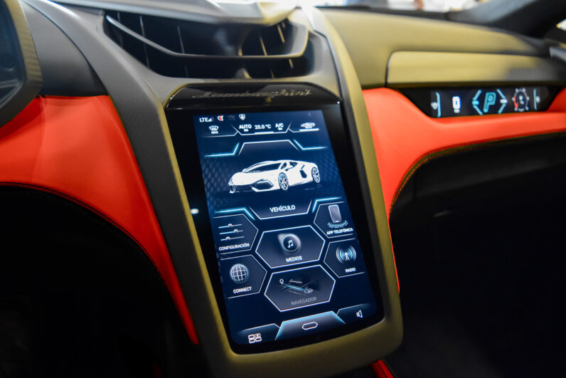 Lamborghini Revuelto lleno