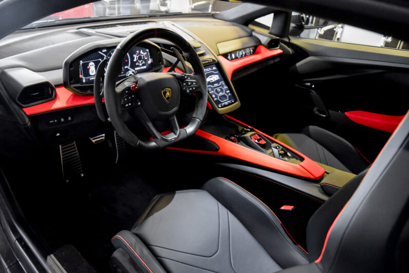Lamborghini Revuelto lleno