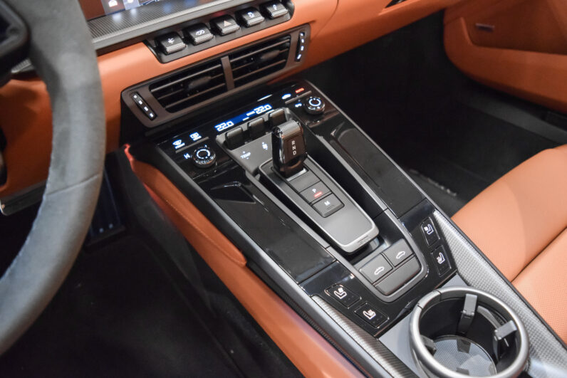 Porsche 911 Targa 4 GTS lleno