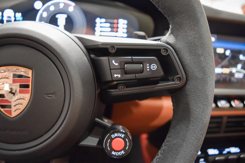 Porsche 911 Targa 4 GTS lleno
