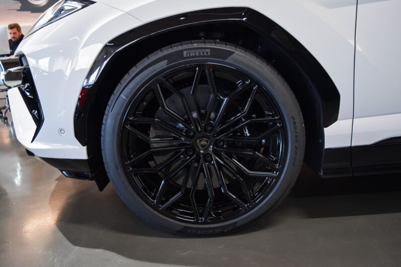 Lamborghini Urus SE lleno