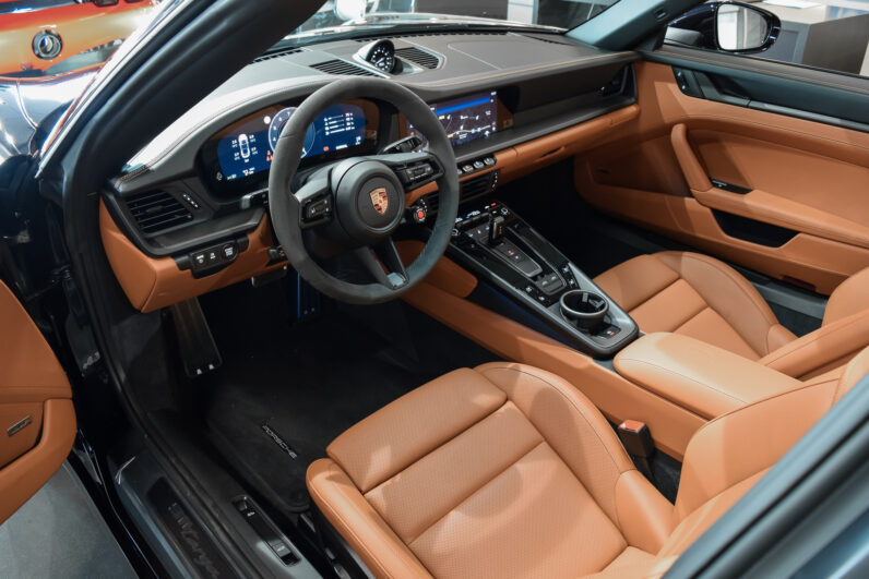 Porsche 911 Targa 4 GTS lleno