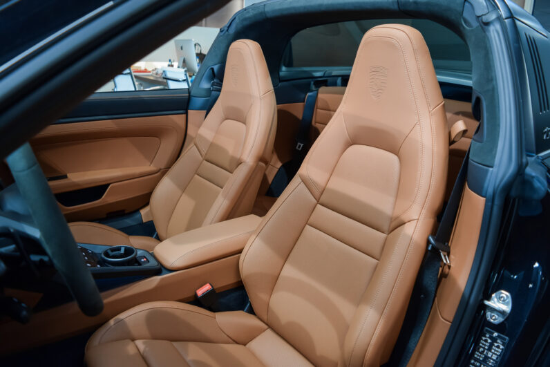 Porsche 911 Targa 4 GTS lleno