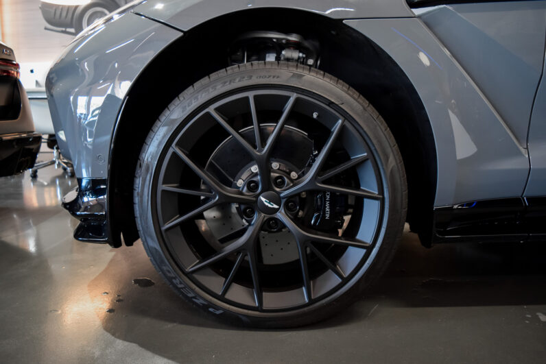 Aston Martin DBX 707 lleno
