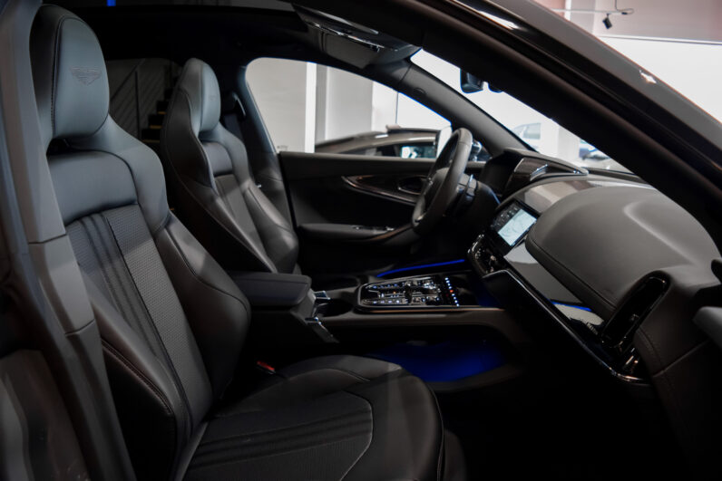 Aston Martin DBX 707 lleno