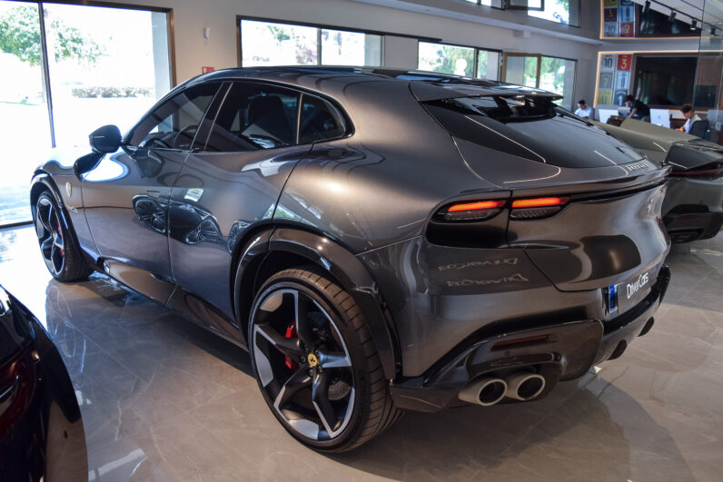 Ferrari Purosangue lleno