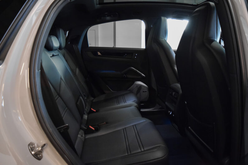 Porsche Cayenne Coupé E-Hybrid Black Edition lleno