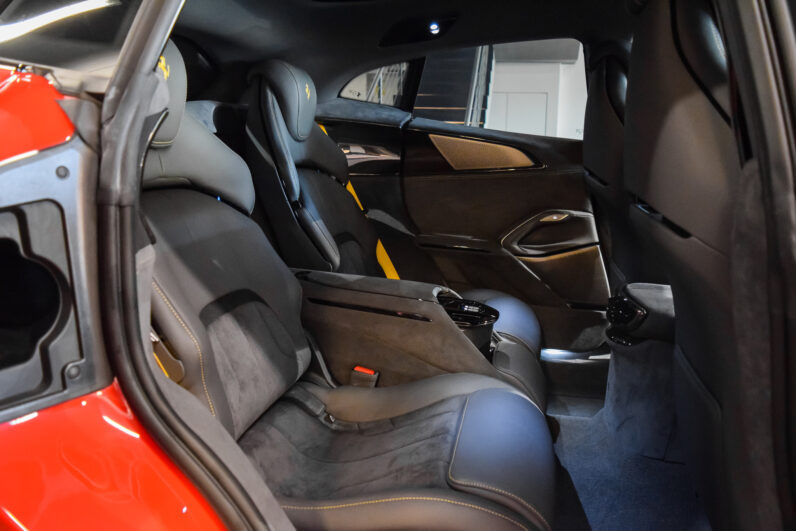 Ferrari Purosangue lleno
