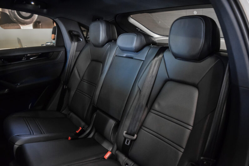 Porsche Cayenne Coupé E-Hybrid Black Edition lleno