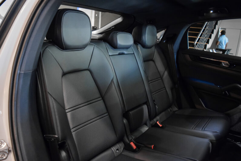 Porsche Cayenne Coupé E-Hybrid Black Edition lleno