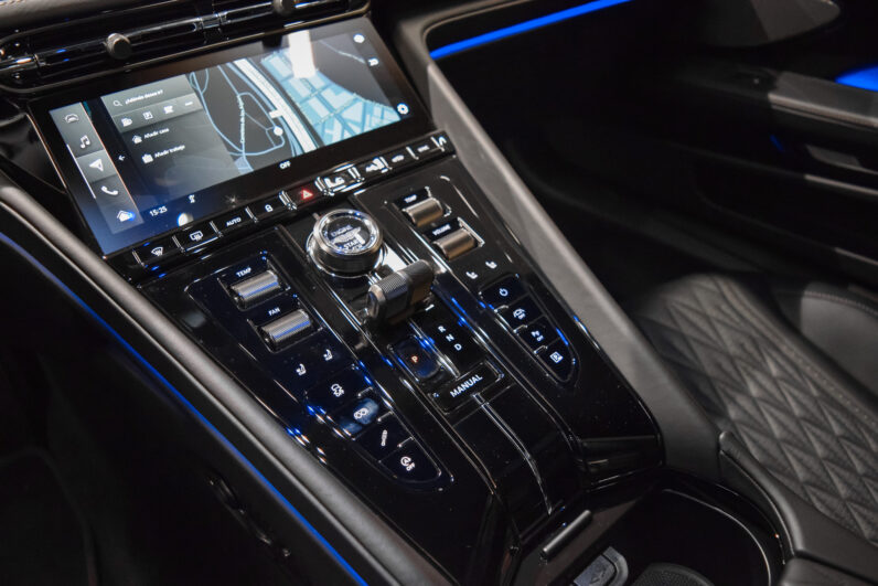 Aston Martin DB12 lleno