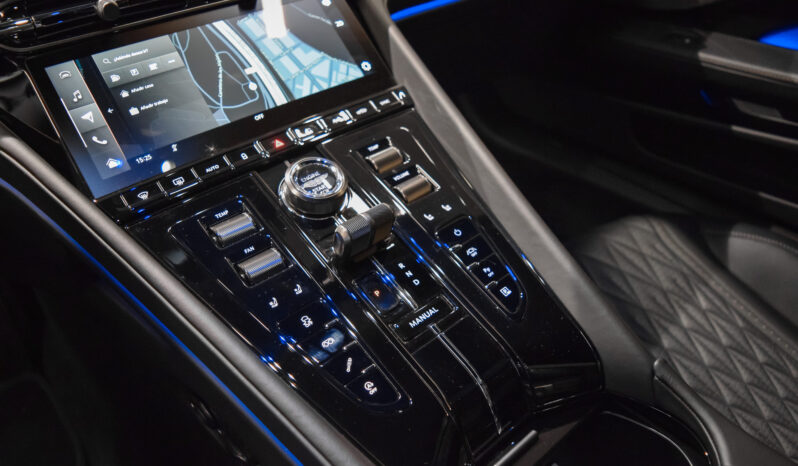 Aston Martin DB12 lleno