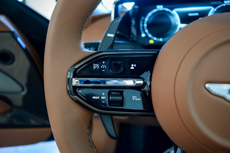 Aston Martin Vanquish Volante lleno