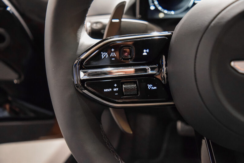 Aston Martin DB12 lleno