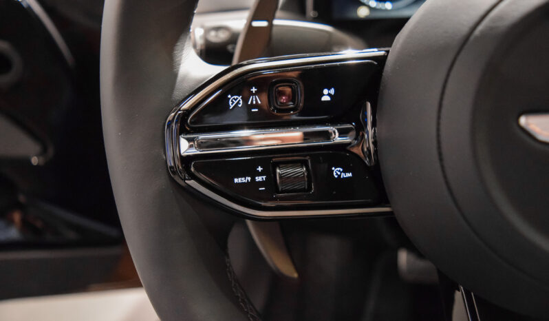 Aston Martin DB12 lleno