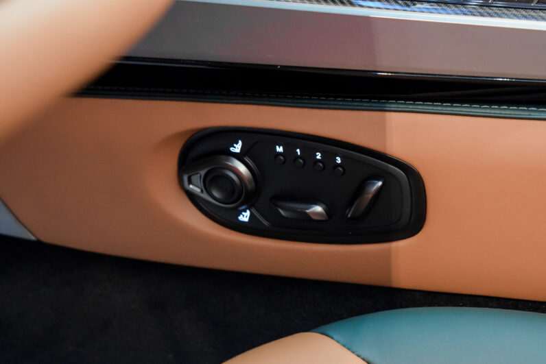 Aston Martin Vanquish Volante lleno