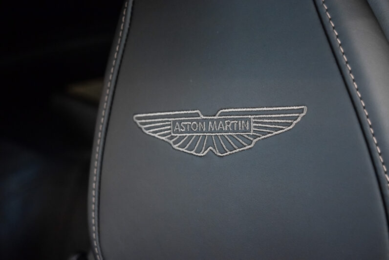 Aston Martin DB12 lleno