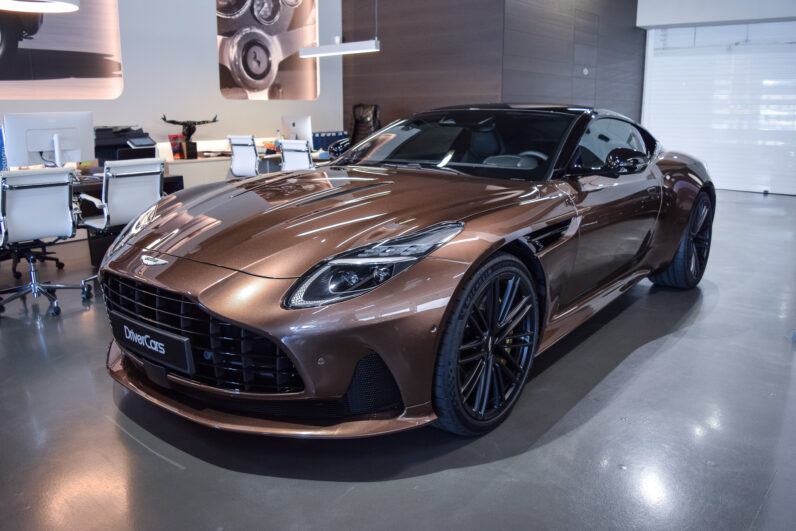 Aston Martin DB12 lleno