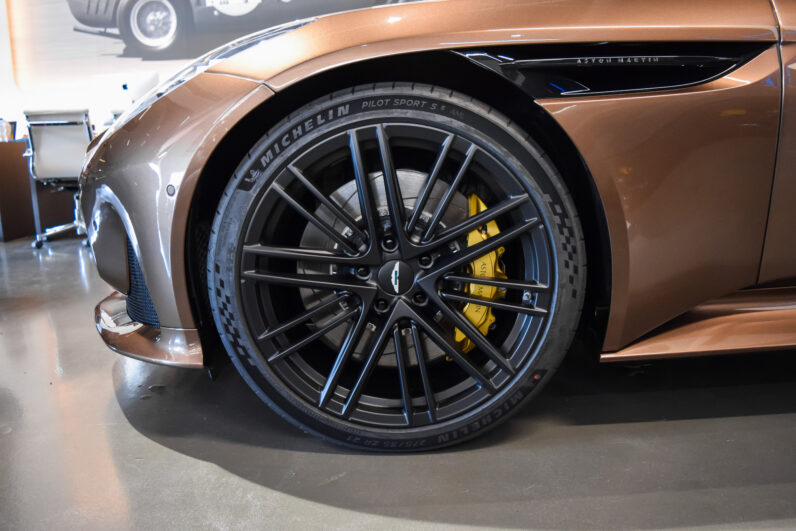 Aston Martin DB12 lleno