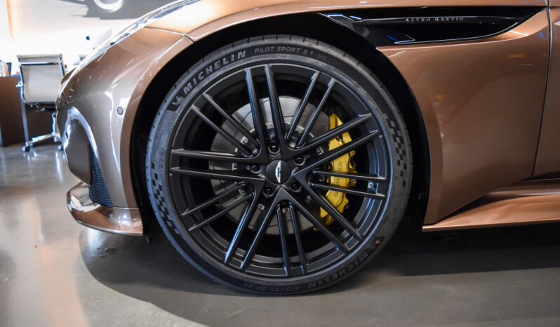 Aston Martin DB12 lleno