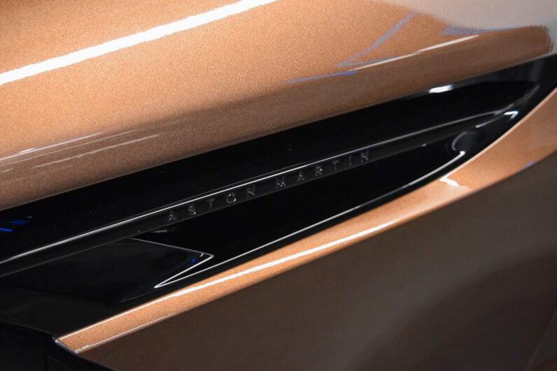 Aston Martin DB12 lleno