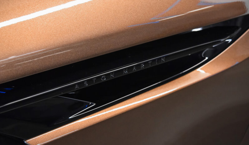 Aston Martin DB12 lleno
