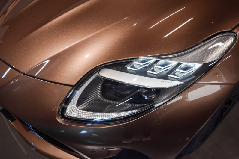 Aston Martin DB12 lleno
