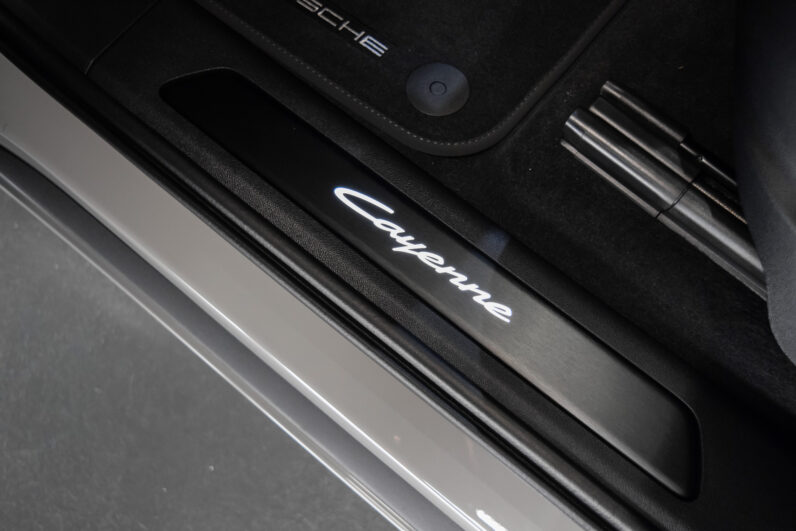 Porsche Cayenne Coupé E-Hybrid Black Edition lleno