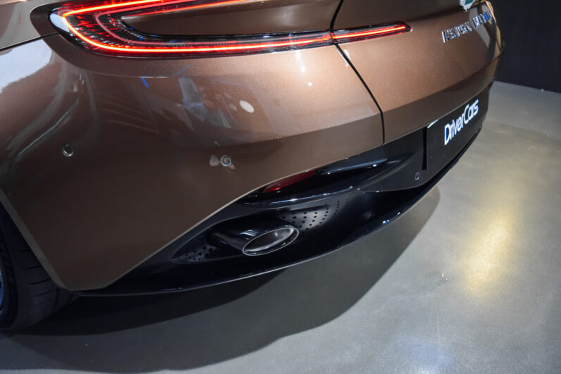 Aston Martin DB12 lleno