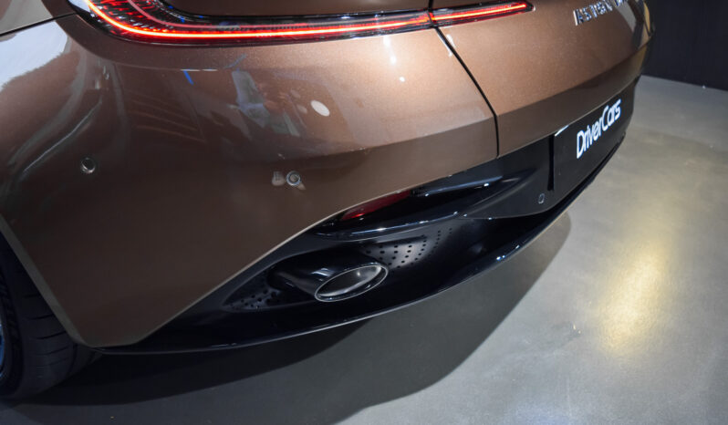 Aston Martin DB12 lleno