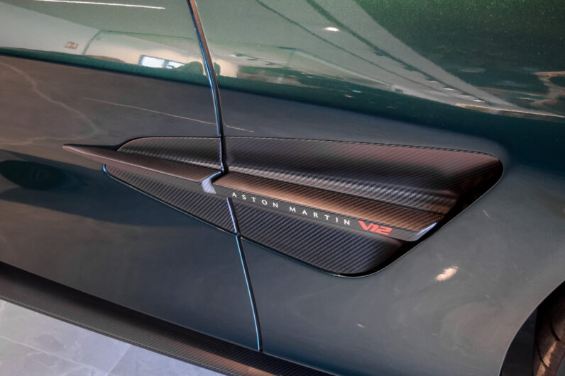 Aston Martin Vanquish Volante lleno