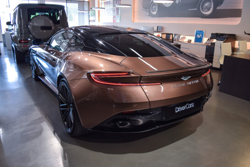 Aston Martin DB12 lleno