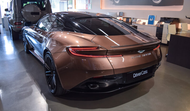 Aston Martin DB12 lleno