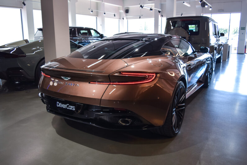 Aston Martin DB12 lleno