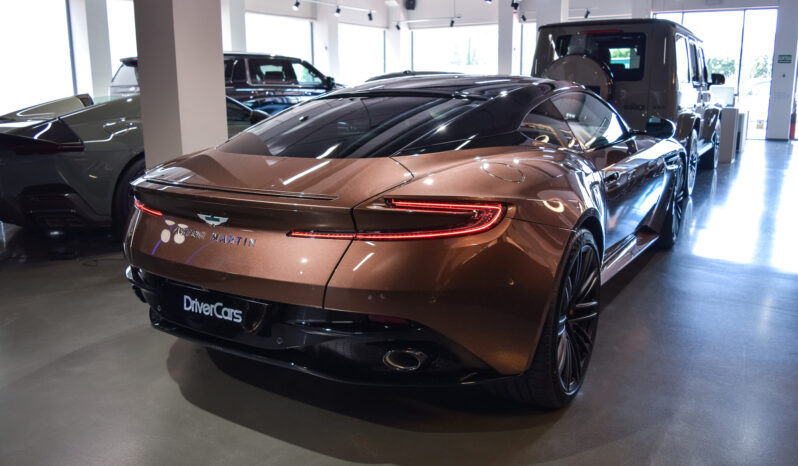 Aston Martin DB12 lleno