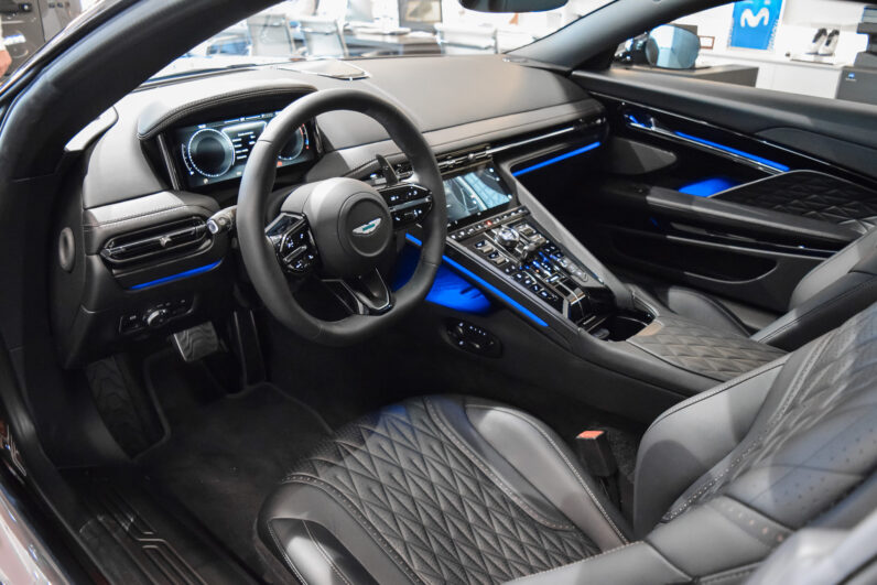 Aston Martin DB12 lleno