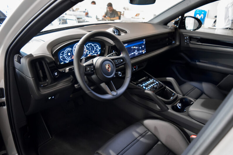 Porsche Cayenne Coupé E-Hybrid Black Edition lleno