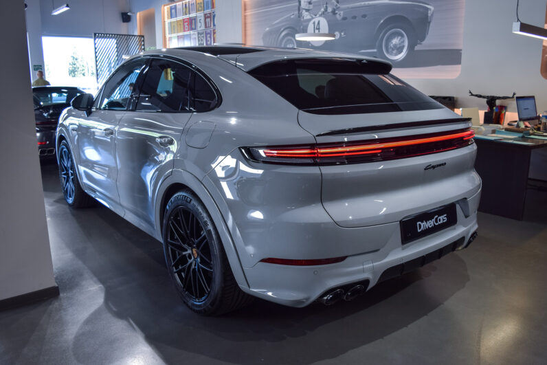 Porsche Cayenne Coupé E-Hybrid Black Edition lleno