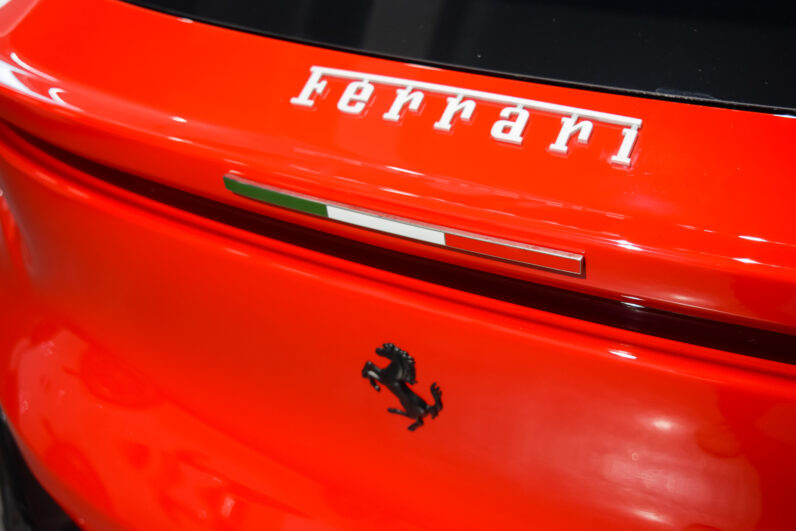 Ferrari Purosangue lleno