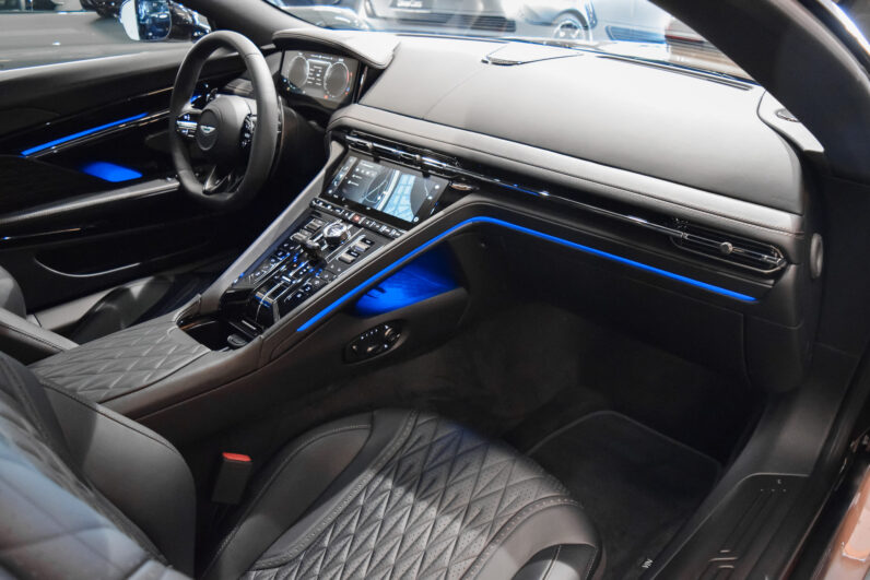 Aston Martin DB12 lleno