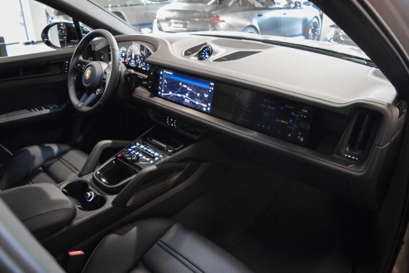 Porsche Cayenne Coupé E-Hybrid Black Edition lleno