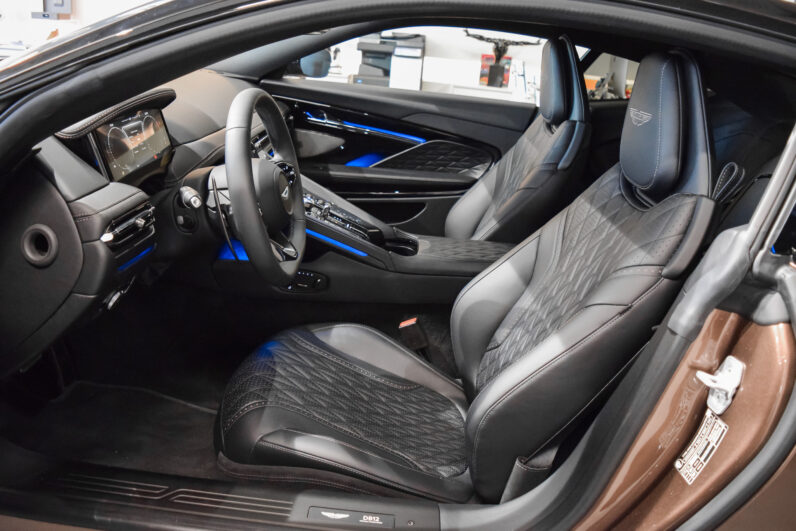 Aston Martin DB12 lleno