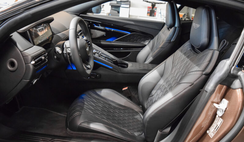 Aston Martin DB12 lleno