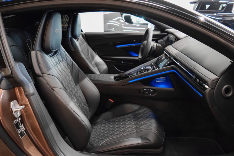 Aston Martin DB12 lleno